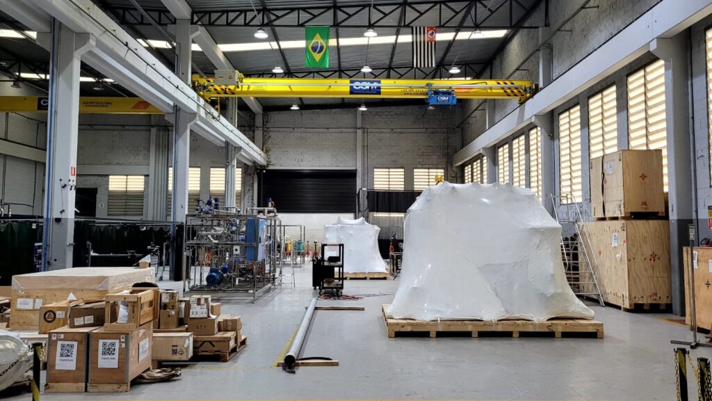 Descubra o que é Engenharia Industrial, suas origens e por que ela é essencial para equilibrar qualidade, custo e tempo na indústria moderna.