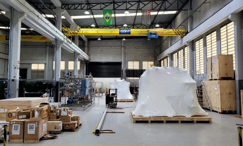 Descubra o que é Engenharia Industrial, suas origens e por que ela é essencial para equilibrar qualidade, custo e tempo na indústria moderna.